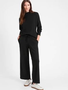 Black Wide Leg Pants Outfit Casual, Wide Leg Black Pants Outfit, Wide Leg Trousers Outfit, European Travel Outfit, Black Pants Outfit, Wide Leg Pants Outfit, Winter Pants Outfit, Leg Pants Outfit, Pants Outfit Casual