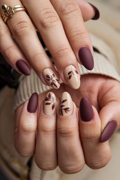 Leave Nails Fall, Burgundy Nails With Flower Design, Gold Leaves Nails, Maroon Football Nails, Fall Nails 2024 Burgundy, Cute Maroon Nails, Autumn Nails With Leaves, Easy Natural Nails, Minimalistic Fall Nails