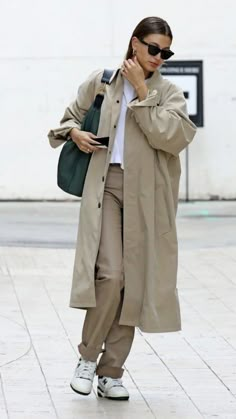 Gabardine Outfit, Casual Outfits Aesthetic, Fashion Outfits For Summer, Casual Outfits Ideas, Fall Outfits Casual, Hailey Bieber Outfits, Styling Outfits, Womens Dress Coats, Outfits For Summer