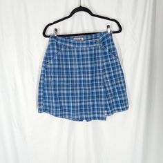 Vintage 90s Bill Blass skorts. Get the cute look of a mini skirt, while really wearing shorts. Tag size womens 10. Please see measurements below for a true and accurate fit. They are in very good vintage condition. 100% cotton light weight denim.  MEASUREMENTS (laying flat)  WAIST 14 inches side to side HIPS 19.5 inches side to side INSEAM 6.5 inches Mini Denim Skirt With Built-in Shorts, Blue Y2k Skort With Pockets, Blue Mini Skort Y2k Style, Y2k Mini Cotton Skort, Blue Mini Length Y2k Skort, Y2k Style Summer Mini Skirt For School, Blue Cotton Y2k Shorts, Y2k Style Summer Skort For School, Y2k Blue Cotton Mini Skirt