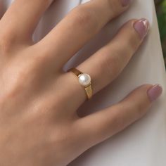 This Single Freshwater Pearl ring is a beautiful statement piece.  A romantic jewelry piece that you have to add in your collection. Perfect gift for your loved ones. ✨  𝓡𝓲𝓷𝓰  𝓭𝓮𝓽𝓪𝓲𝓵𝓼:   𝗠𝗮𝘁𝗲𝗿𝗶𝗮𝗹: Solid gold 14k with the official European stamp "585" (The material is NOT gold filled or gold plated.) 𝐖𝐞𝐢𝐠𝐡𝐭: 2.4 gr approximately  Stone: 6-6.5mm freshwater round white pearl, top quality 𝐖𝐢𝐝𝐭𝐡: 1.9mm wide on the bottom Available Gold Color Options: 14K Yellow Gold, Whi Pearl Rings In Gold, Pearl Ring Design, Pearl Ring Simple, Pearl Ring Gold, Natural Pearl Ring, Pearl Rings Vintage, Pearl Top, Romantic Rings, Ring Pearl