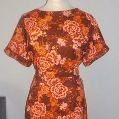 Alexia Admor New York Misses Size 14 Fashion Sheath Dress Rusty Orange Floral Print Pleated Side Waist Cuffed Short Sleeves Exposed Back Zipper Lined 95% Polyester 5% Spandex Lining: 100% Polyester New With Tags Brown Short Sleeve Dress With Floral Print, Orange Fitted Dress For Daywear, Alexia Admor, Orange Floral Print, Rusty Orange, Cuffed Shorts, Floral Print Shorts, Orange Red, Sheath Dress