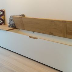 Een opbergvak met klep onder de bank bij het negen meter lange, doorlopende meubel, van tuin tot straat. Cafe Bench, Banquette Bench, Dog Cafe, Seating Ideas, Hospital Interior, Simple Meals, Hospital Interior Design, Banquette Seating, Balcony Decor