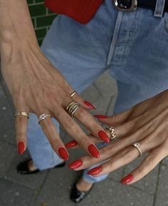 Red Nails With Outfit, Red Nail Outfit Aesthetic, Red Nails Blonde Hair, Classy Design Nails, Kendall Jenner Red Nails, Chilli Red Nails, Hailey Bieber Red Nails, Nail Color Inspo 2024, Chili Red Nails