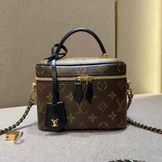 Fancy Bags, Pretty Bags, Bags Designer Fashion, Lv Bag, Shoulder Tote, Luxury Handbags, Louis Vuitton Bag, Purses And Handbags, Luxury Bags