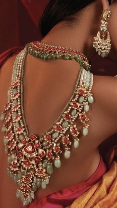 Hyderabadi Jewellery, Indian Mangalsutra, Jadau Jewellery, Gold Jewelry Outfits, Modern Gold Jewelry, Diamond Wedding Jewelry, Art Jewelry Design, Antique Jewellery Designs, Diamond Jewelry Store