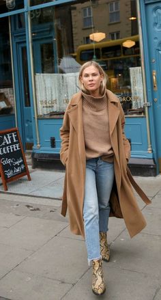 Autumn Toned Outfits, New Balance And Jeans Outfits, California Western Style, Sienna Miller Style 2022, 2024 Winter Fashion Trends Women, Sienna Miller Winter Style, New York Winter Outfit Street Style, Fun Colorful Outfits, Suede Shirt Outfit