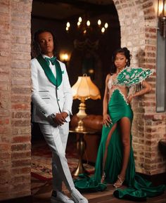 𝘍𝘖𝘓𝘓𝘖𝘞 @QUINTECIACHAA 𝘍𝘖𝘙 𝘔𝘖𝘙𝘌 𝘐𝘕𝘚𝘗𝘖💕 Unique Prom Suits, Couple Prom Outfits, Couple Prom, Simple Prom Dress Long, Prom Photography, Prom Photoshoot, Prom Inspiration, Prom Couples, Senior Prom Dresses