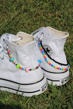 Boty Converse, قلادات متدلية, Shoe Inspo, Aesthetic Shoes, Swag Shoes, Dream Shoes, Beaded Jewelry Diy, Cute Crafts, Custom Shoes