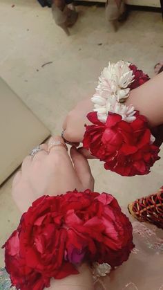 Gajrey Hands Dp, Wedding Snapchat, Oriflame Beauty Products, Full Hand Mehndi, Birthday Quotes Funny For Him, Beginner Henna Designs, Girly Dp, Flower Photoshoot