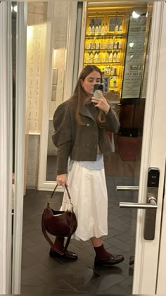 London Street Style Winter, Midi Skirt Outfit Winter, Midi Skirt Fall, Models Off Duty Style, Midi Skirt Outfit, Christian Fashion, What To Wear Today, Street Style Winter, 가을 패션