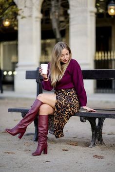 Boots Pose, Nightout Outfit, Apple Costume, Glamour Women, Burgundy Boots, Skirts With Boots, Looks Street Style, Trendy Fall Outfits, Vestidos Vintage