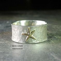 Hammered Wide Band Silver & Gold Tone Beach Starfish Modern Retro Artisan Ring This Hammered Ring Is Pure Modern Vintage Artisan Style. It’s A Matte Silver And Gold Tone Alloy Casting That Is Minimalist In Its Simplicity. The Light Versatile Design Is Appropriate For Almost Any Setting And Also Makes The Perfect Gift. Ships Free, New & Sealed In A Black Velvet Jewelry Bag! See Our Other Items For More Beach, Artisan And Natural Jewelry. Cottage Jewelry, Starfish Ring, Lavender Cottage, Dragonfly Ring, Heart Wedding Rings, Stella Marina, Hammered Ring, Natural Jewelry, Artisan Rings