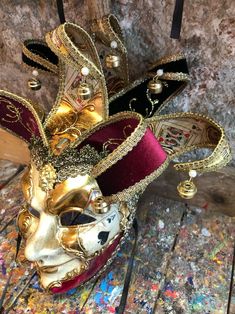 Máscara de carnaval de bufón exclusiva decorada a mano - Etsy Argentina Traditional Baroque Masks And Prosthetics For Carnival, Baroque Carnival Costume Masks, Italian Carnival Masks 1700simple, Luxury Baroque Carnival Masks, Artistic Hand-painted Masks For Carnival, Joker Mask, Mask Venetian, Carnival Parties, Carnival Mask