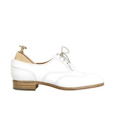 WOMEN OXFORD SHOES IN WHITE VITELLO Classic White Lace-up Leather Shoes, White Plain Toe Lace-up Shoes For Derby, White Lace-up Shoes With Brogue Detailing, White Brogue Lace-up Shoes With Round Toe, White Wingtip Oxfords With Brogue Detailing, White Wingtip Lace-up Shoes For Business, White Plain Toe Lace-up Business Shoes, White Flat Heel Dress Shoes For Business, White Oxford Dress Shoes With Rubber Sole