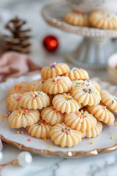 Plate of festive, decorated sugar cookies. Christmas Spritz, Ginger Snaps Recipe, Cookies Making, Linzer Cookies Recipe, Cookies Lemon