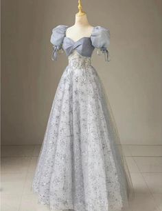 Lindo vestido de graduación de Long Floral Impress Floral A Line Puff mangas azules Long Tool Dresses, Royal Day Dress, Hand Holding Dress Reference, Spring Princess Dress, Victorian Dress Prom, Premire Dresses, Royalcore Prom Dress, Bridgerton Dresses Prom, Bridgerton Gown Inspired