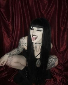 Gothic Baddie Makeup, Goth Gifts, How To Impress, Goth Scene, Goth Hair, Alt Girls, Cool Makeup Looks, Romantic Goth, Goth Women