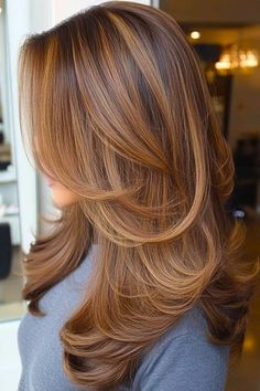 Caramel balayage on light brown hair for a sunlit effect Hair Colour Palette, Highlights Vs Balayage, Balayage On Light Brown Hair, Balayage Burgundy, Brown Hair Caramel Balayage, Trendy Hair Colours, Honey Caramel Balayage, Short Curly Hair Cuts, Natural Light Brown Hair