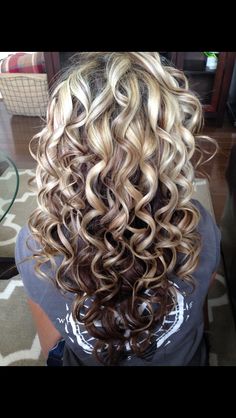 Highlights Curly Hair, Haircuts For Women Over 50, Cute Layered Haircut Mid Length, Layered Haircut Mid Length, Haircut Mid Length, Cute Layered Haircut, Gorgeous Hairstyles, Mid Length Hair With Layers, Hairstyles And Haircuts