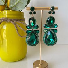 These fun, chic and fashionable emerald green rhinestones earrings are a great statement piece elevating your outfit to the next level. Be ready to receive compliments and look your best!  Dimensions:  Length: Approx 3.2" Width: Approx 1.2" Select your products carefully as no returns or exchanges are accepted. This piece is in perfect condition as you see on the picture. Once chosen and approved by the customer before shipment, the order is completed. All sales are final. Contact seller should you have any questions or doubts. Seller is not responsible for lost or stolen packages.   ----------------------------------------------------------------------------------------------------------------------------------------------- Estos divertidos, elegantes y modernos aretes de diamantes de imi Green Dangle Earrings, Pageant Earrings, Evening Earrings, Green Prom, Prom Earrings, Earrings Green, Crystal Drop Earrings, Crystal Drop, Look Your Best