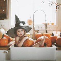 Pumpkin Pictures, Halloween Photography, Halloween Kitchen, Halloween Photoshoot, Foto Baby, Halloween Photos, Halloween Pictures, Photo Idea, Halloween House