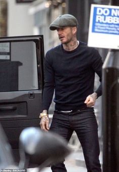 David Beckham Outfit, David Beckham Style Outfits, David Beckham Style, Harper Beckham, Beckham Style, Best Dressed Man, Stylish Men Casual, Mens Trendy Outfits, Stylish Glasses