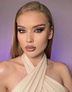 smokey makeup Aesthetic Foundation, Fun Makeup Ideas, Lipgloss Aesthetic, Pretty Girl Aesthetic, Coconut Girl Aesthetic, Y2k Hairstyles, Fun Makeup, Cool Makeup Looks