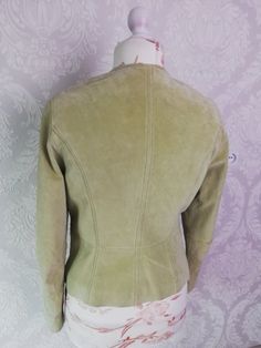 "Vintage Pals Green Suede Leather jacket Casual Everyday Suede Jacket Has a Slightly tailored / fitted shape Two outside pockets * Size on tag: EUR 38 / Medium ( Maneken size is M ) * Suede leather * Lining: polyester * 2 front pockets * Good vintage condition! Measurements: Shoulder to shoulder: 15\"/ 39 cm Bust: 19\"/ 49 cm Waist: 17\"/ 44 cm Back Length: 23\"/ 59 cm Sleeves : 24\"/ 62 cm Please see other leather jackets from my shop: https://etsy.me/2XhySyY ☆ SHIP WORLDWIDE ☆ I ship from Latv Khaki Long Sleeve Leather Jacket For Spring, Green Leather Jacket For Work With Long Sleeves, Fitted Green Leather Jacket With Long Sleeves, Vintage Clothing Women, Fitted Coat, Cropped Zip Up, Vintage Clothes Women, Trench Coat Black, Leather Trench Coat