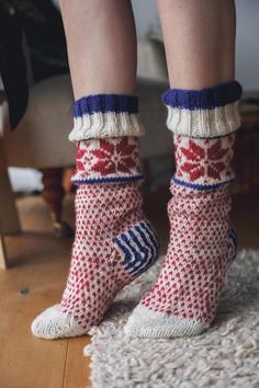 These thick and cosy Nordic snowflake pattern socks are a bit retro, a bit apres-ski, and utterly beautiful. Hand knitted from 100% sheep wool in red, white and blue, they're perfect for cosying up in your alpine chalet after a hard day on the slopes...      Each item is beautifully handmade and free size. This design will best fit a UK size 4 - 8. On larger feet the socks will fit like slouchy ankle socks and on smaller feet they will hit just below the knee.  [Children's sizes](https://cosybud Nordic Snowflake Pattern, Nordic Socks, Nordic Snowflake, Knitted Wrist Warmer, Hand Knit Headband, Fair Isle Socks, Alpine Chalet, Hand Knit Socks, Knitted Headband