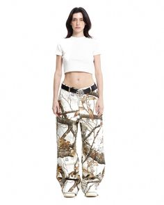 Straight loose fit pants. Screen printed RealTree canvas. 100% heavy cotton fabric. Zipper closure with Cold engraved on button. Tool pockets and hammer loop. Male (188cm, 6'2"): L - Female (180cm, 5'10"): L - National Shipping 24-48H (Spain / Portugal) - CORREOS EXPRESS - European Shipping 48-72H - FEDEX - International Shipping 5-7 working days - FEDEX White Utility Cargo Pants For Fall, White Cotton Cargo Pants With Belt Loops, Camouflage Streetwear Bottoms Full Length, Camouflage Cotton Techwear Pants, Gallery Dept Camo Pants, Y2k Outfits Street Styles, Military Camouflage Cargo Pants For Streetwear, Military Camouflage Parachute Pants With Pockets, Carpenter Pants