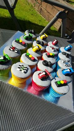 Racing car cupcakes More Car Cupcakes, Cars Cupcakes, Car Cakes, Two Fast Birthday, Race Car Party, Race Car Birthday, Kids Cakes