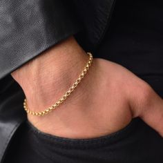 ⛓️ Elevate your wrist game with our exquisite Thick or Thin Rolo Chain Bracelet! Crafted with precision and style in mind, this bracelet is more than just an accessory; it's a statement of sophistication and elegance. Whether you prefer a bold, heavy chain or a sleek, thin design, we've got you covered with our range of options. 💫 Indulge in luxury with our Trendy 14k Solid Gold Heavy Rolo Chain Bracelet. Each link is meticulously crafted from solid 14k gold, ensuring unparalleled quality and d Gift For Boyfriend Anniversary, Anniversary Gift Husband, Birthday Gift For Boyfriend, Boyfriend Anniversary, Bracelet Trendy, Gift Husband, Heavy Chain, Wrist Game, Stylish Bracelet