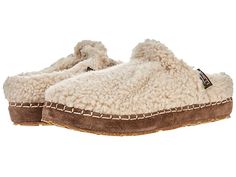 L.L.Bean Cozy Slipper Slide Pile Fleece Ll Bean Slippers, Bohemian Shoes, Boho Queen, Clog Style, Trendy Womens Shoes, Best Slippers, Fleece Socks, Clogs Style, Deer Stags