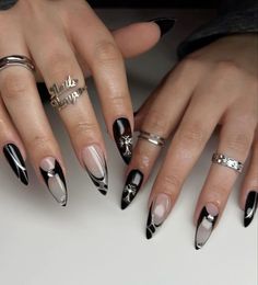 90s Grunge Nails, Grunge Nail Ideas Black, Nail Designs Y2k Grunge, Black Nail Y2k, Black Detail Nails, Black Nail Designs Trending Now, Black Nails Grunge Aesthetic, Black Nail Grunge, Black Gothic Nails