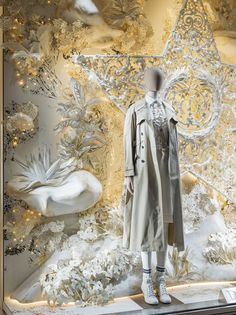 Dior Christmas, Dior Shop, Christmas Store, Visual Merchandising, Window Display, Christmas Decor, Wedding Planning, Lion Sculpture