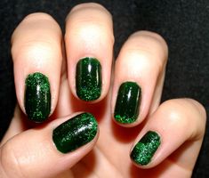 Green glitter on dark green polish, nailart Green polish, Green nails Dark Green Glitter Nails, Nailart Green, Green Glitter Nails, Neon Green Nails, Ten Nails, Green Polish