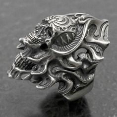 made by Dualflow STRANGE FREAK DESIGNS SILVER GEEKS, Limited collaboration skull creature silver ring made in JAPAN if you want other ring gauge please contact us. Unique Silver Skull Rings, Skull Creature, Mens Ring, Small Rings, Design Silver, Silver Band, Made In Japan, Statement Rings, Silver Ring