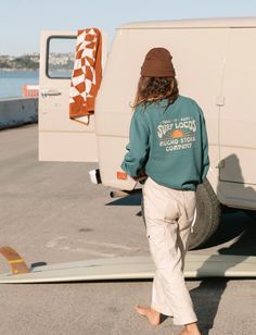 Surf Aesthetic Outfit, Merch Photography, Winter Surf, Puberty Blues, Surf Girl Style, Surf Style Clothes