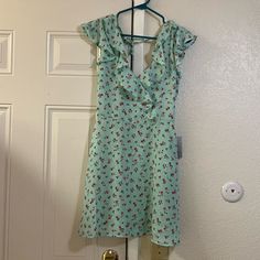 Never Been Worn And Still Has Tags Casual Spring Floral Dress For Party, Green Sundress For Spring Date Night, Green Sundress For Date Night In Spring, Casual Blue Floral Dress For Party, Casual Blue Floral Party Dress, Cute Green V-neck Mini Dress, Casual Fitted Floral Dress For Date Night, Trendy Blue Floral Print Dress, Cute Sleeveless Dress For Date Night