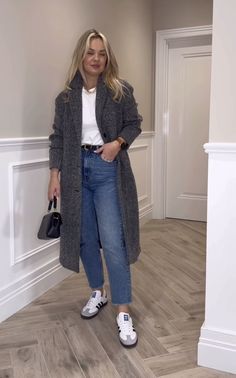 Polished Fashion Style, Scotland Clothes, Grey Coat Outfit, Barcelona Outfits, Samba Sneakers, Smart Casual Women Outfits