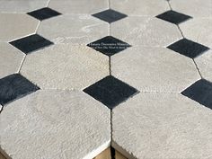 a black and white checkerboard pattern is shown on the outside of a table