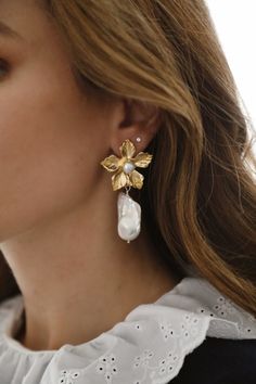 Scarlett Earrings – Brinker + Eliza Wedding Earings Bride, Bridal Accesories, Pearl Earrings Designs, Gold Earrings Wedding, Accesories Jewelry, Mother Of Pearl Earrings, Organic Forms, Bride Hair Accessories, Bride Earrings