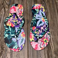 Nwot Vera Bradley Flip Flops Floral Print Size Small: 5-6 D1 Purple Summer Beach Sandals, Purple Summer Sandals For The Beach, Purple Open Toe Sandals For Beach Season, Purple Spring Beach Flip Flops, Spring Purple Flip Flops For Beach, Purple Sandals For Beach Vacation, Purple Flip Flops For Spring Beach Outings, Purple Open Toe Flip Flops For Vacation, Purple Sandals For Vacation And Beach Season