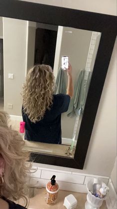 Perms Blonde Hair, Highlights On Blonde Curly Hair, Blonde Curly Hair Medium Length, Blonde Curly Hair Layers, Blonde Hair On Curly Hair, Curly Blonde Hair With Highlights, Summer Curly Hair Cuts, Natural Blonde Curls, Blonde Curly Hair Women