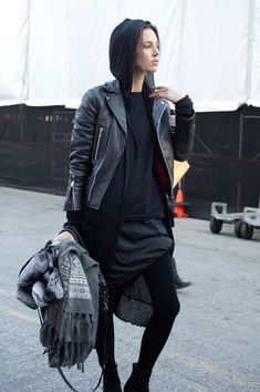 New York Fashion Week Fall 2012 Models Jacket With Hoodie, Urban Wear Women, Ellie Saab, Looks Street Style, Outfit Trends, Black On Black, Black Women Fashion, Grunge Goth, Urban Wear