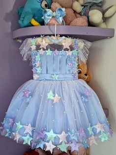 Vestido Infantil De Festa Luxo     Por Favor Antes De Fazer A Compra Nos Inforne A Data Da Festa  O Vestido Não É A Pronta Entrega É Feito Sob Medida. Evite Transtorno Se Informe Antes Sobre O Prazo De Confecção.    Lindo Vestido Todo Em Cetim  Saia Em Tule Com Aplicação De Estrelas.    Tam 01: Comprimento 50 Cm  Busto 50 Cm  Cintura 48 Cm     Tam 02: Comprimento 54 Cm  Busto 52 Cm  Cintura  50 Cm    Tam 03: Comprimento 56 Cm  Busto 54 Cm  Cintura 52 Cm    Para Tamanhos Maiores Consulte O Preço