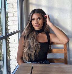 Aishamian on ig #naturalmakeup #naturalmakeupideas #makeuplooksnatural #everydaymakeup #wavyhaircuts #highlighthair Aisha Mian, Balayage Hair Ash, Latina Hair, Blonde Highlights On Dark Hair, Black Hair Balayage, Dyed Red Hair, Hair Streaks, Brown Hair With Blonde Highlights