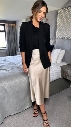 Tan Skirt White Top Outfit, Beige Silk Skirt Outfit Summer, Casual Chic Feminine Style, Sleek Womens Fashion, Outfits Con Beige, Slip Skirt Work Outfit, Business Chic Outfits Professional Women, Styling Midi Skirts, Beige Black Outfit