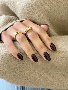 Dark Autumnal Nails, Fall Nails Cool Tones, Autumn 24 Nails, Dark Academia Short Nails, Dark Brown Manicure, Autumn Classy Nails, Trending Fall Nails 2024, Nails Light Skin Tone, Nail Colors Brown Skin